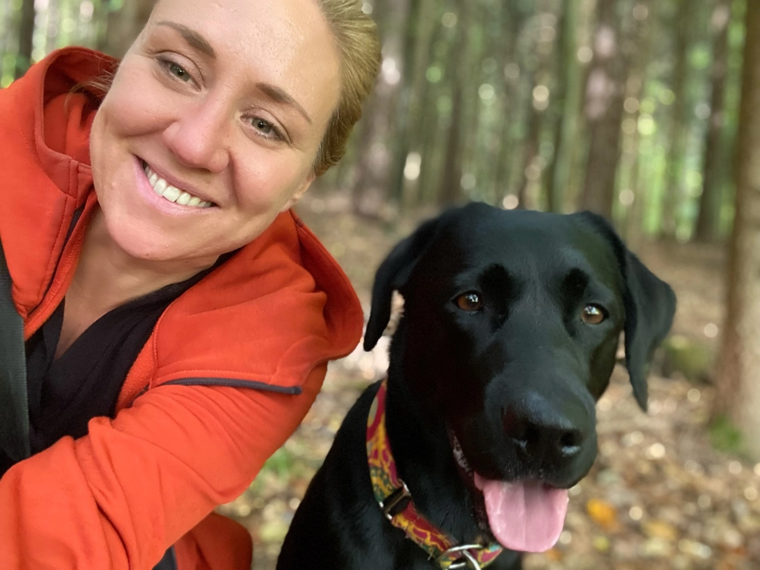 Hund und Honig, Nadine mit einem Hund 