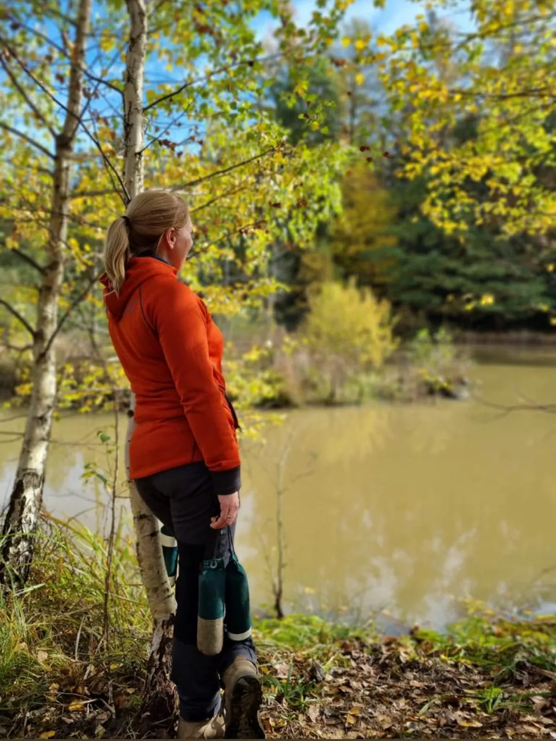 Hund und Honig, Nadine Roth lehnt sich an den Baum, der am See steht